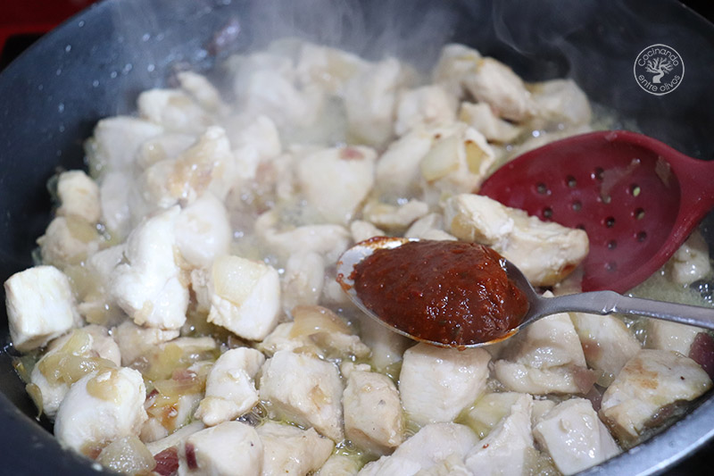 Pollo al curry rojo con mango