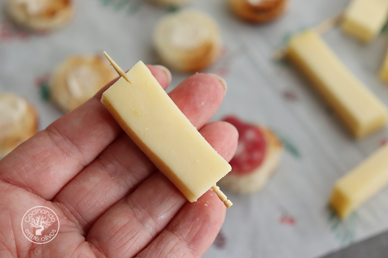 Velas navideñas de queso con fuet y cebollitas