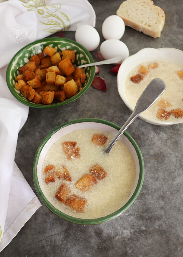 Sopa de huevo frito