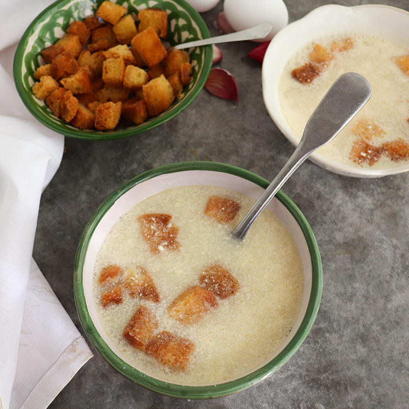 Sopa de huevo frito