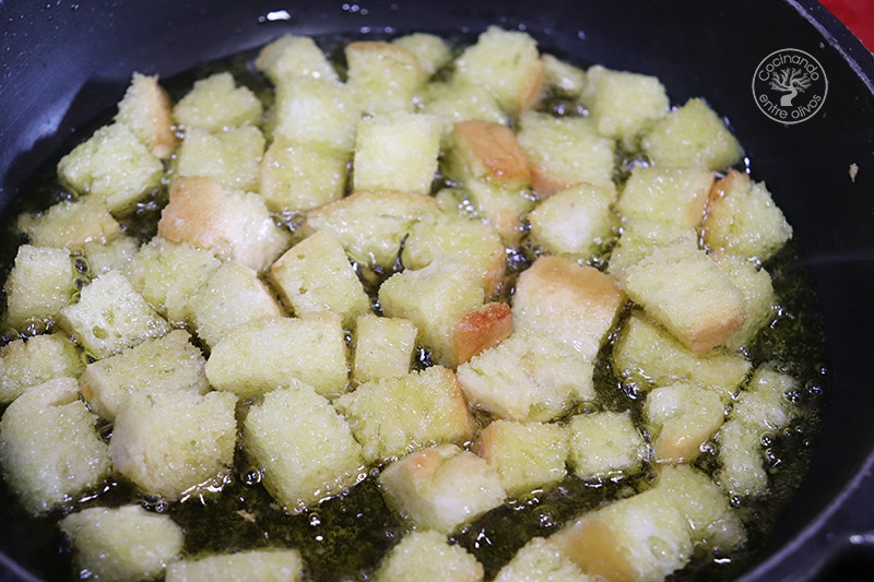 Sopa de huevo frito