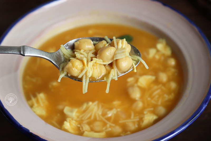 Sopa de garbanzos y fideos con pollo