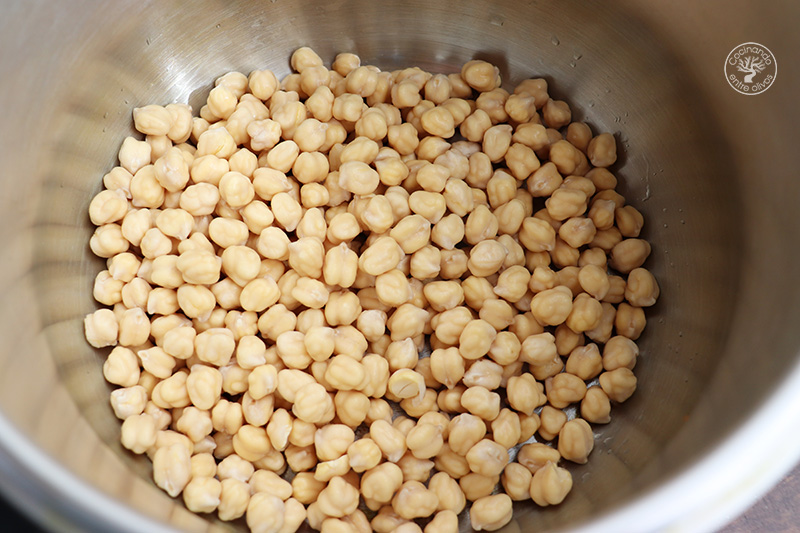 Sopa de garbanzos y fideos con pollo