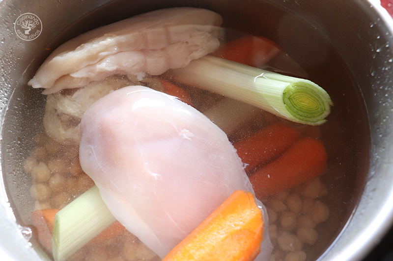 Sopa de garbanzos y fideos con pollo