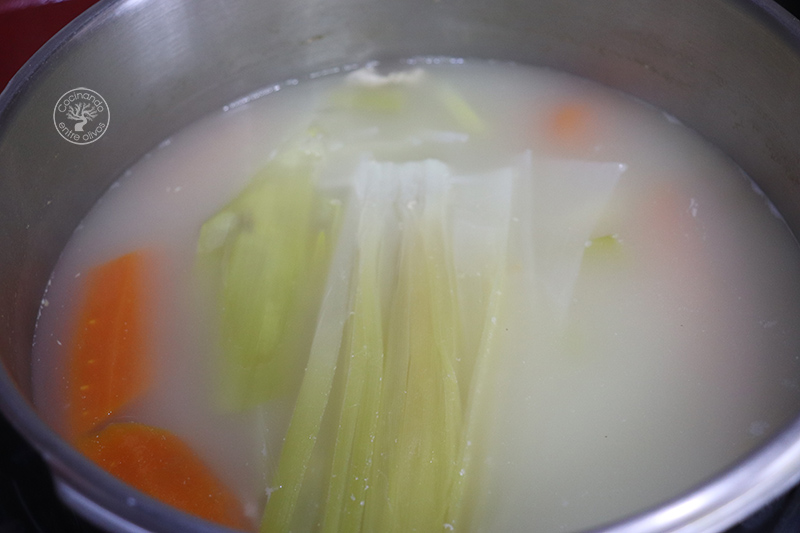 Sopa de garbanzos y fideos con pollo