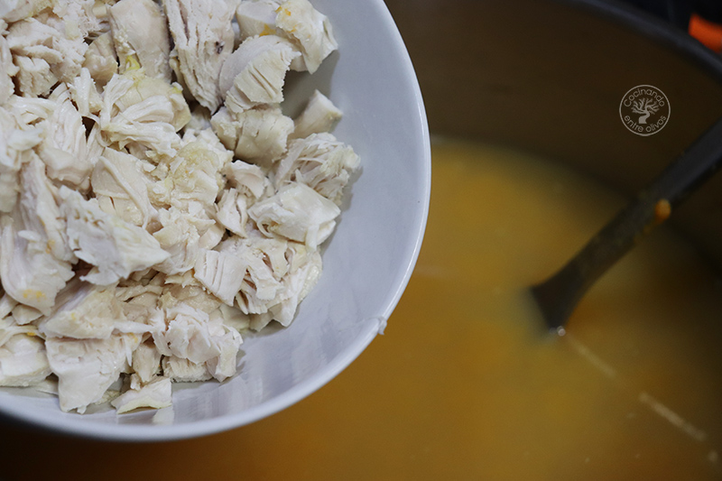 Sopa de garbanzos y fideos con pollo