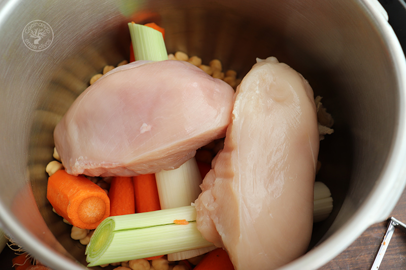 Sopa de garbanzos y fideos con pollo