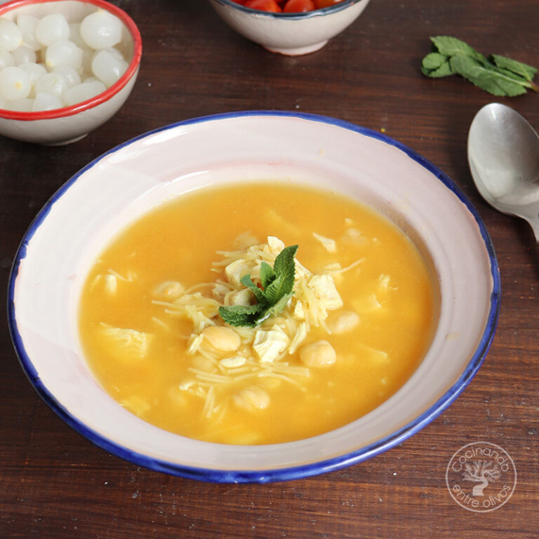 Sopa de garbanzos y fideos con pollo