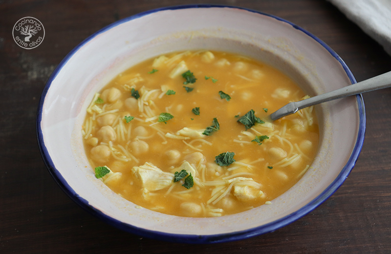 Sopa de garbanzos y fideos con pollo