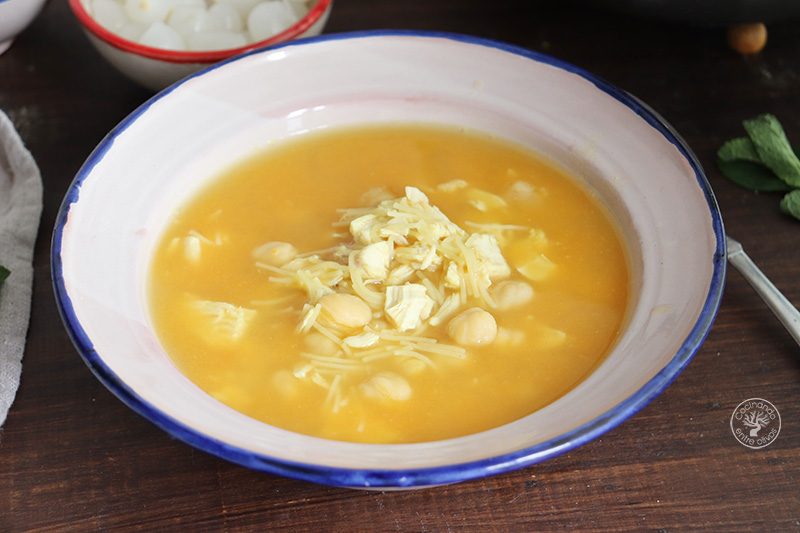 Sopa de garbanzos y fideos con pollo