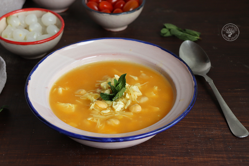 Sopa de garbanzos y fideos con pollo